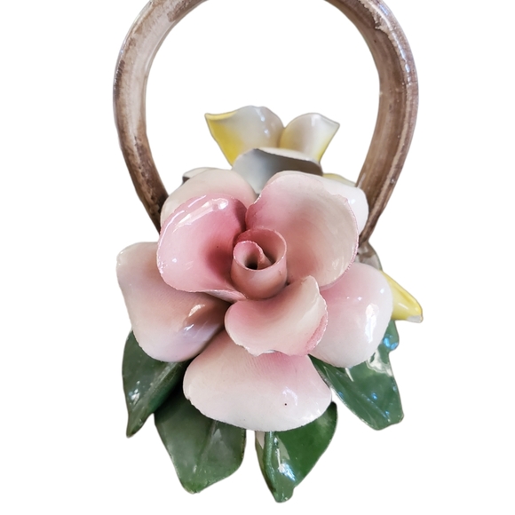 Vintage Capodimonte Flower Basket With 2 Roses And 2 Buds And Handle - Picture 2 of 11